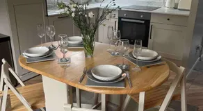 Charming 2-Bed Apartment with free parking 10 mins drive to York City - Image 3