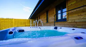 Starlight Lodge - 4 bedroom Barn with Hot Tub! - Image 4