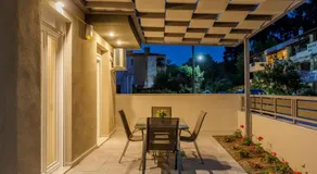 V Luxury Apartments with Pool - Image 5