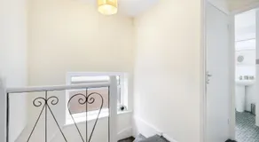High Wycombe 4 Bedroom House Sleeps 8 Parking - By Roost Accommodation - Image 5
