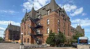 King Bed, Near DT and Best Restaurants, Pets OK! - Image 2