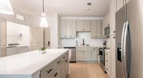 Landing Modern 1BD Pool - Image 4