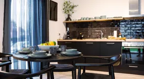 Lio Suite Deluxe Apartment Küche Terrasse Parken Netflix - Image 3