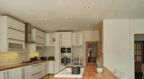 Modern Spacious House - Sleeps 16, Free Parking, Sun Terrace - Image 3