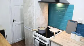 Peaceful 2 Bed House FREE WiFi and Parking - Image 3