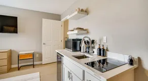 Convenient Studio Stay: Easy Access to Twin Cities - Image 5