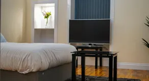 Glasgow - 2 Bedroom Apartment - Image 2