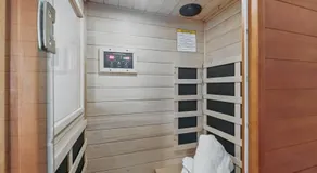 3BR w King Bed, Sauna, Parking-6 Min to Olde Town - Image 5