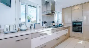 "Woodlands" by Greenstay Serviced Accommodation - Luxury 3 Bed Cottage In North Wales With Stunning Countryside Views & Parking - Close To Glan Clwyd Hospital - The Perfect Choice for Contractors, Business Travellers, Families and Groups - Image 3