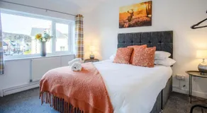 2 Bedrooms Hot Tub Free parking TV in every room - Image 2