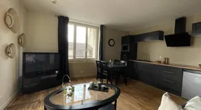 Logement à Brive avec terrasse et climatisation - près de la gare et du centre-ville - Wifi et Stationnement gratuit - Image 2