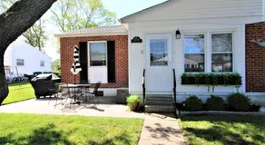 The 717 Charming Village Green Retreat - Image 4
