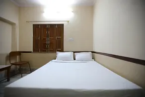 OYO 40880 Hotel Shashi - Image 3