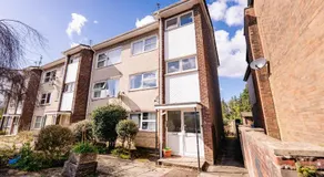 Spacious 2BR 1Bath with Free Street Parking & Close to Roath Park Landmark - Image 4