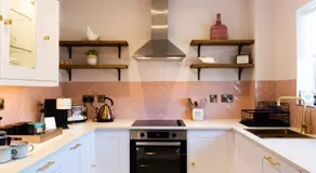Chic, immaculate Warwick apartment sleeps 4,2 bathrooms, free private parking, easy walk to Warwick, canal-side pub on doorstep - perfect for family breaks, the races or work stays - Image 4