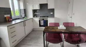 Hazel 1-Bedroom Flat, Parking, WiFi, Netflix, Prime location - Image 3