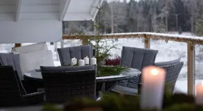 Mysig lägenhet med öppen planlösning på hästgård. - Image 3