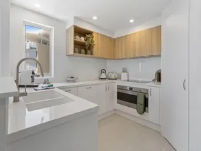 Stylish 3-Bed Apartment in Coastal Redcliffe - Image 5