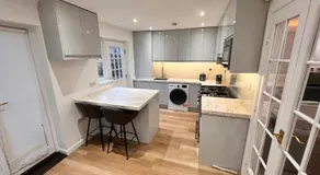 Modern 5 bedroom Home Free Parking - Image 3