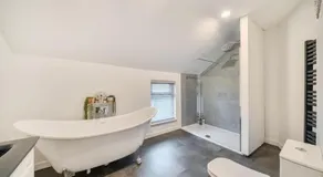 Spacious Three Bedroom Flat in Filey Town Centre with Workspace - Image 3