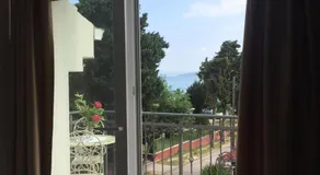 Courtyard seafront house - Image 5
