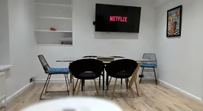 London Apartment with Three Bedrooms and Parking - Image 4