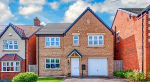 Detached 5-Bedroom House with Driveway Parking, Super-Fast Wifi and Smart TV with Netflix by Yoko Property - Image 4