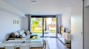 Apartamento frente a la piscina, gran jardín y vistas al mar - Image 2