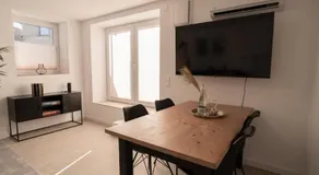 FEEL GOOD HOMES Ruhig-Klimaanlage-WLAN-Regendusche - Image 3