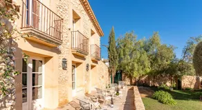 Casa de Piedra ubicada en el exclusivo wine village de Viladellops, te ofrece una experiencia única, donde el lujo y la tradición se fusionan en un entorno natural privilegiado - Image 4