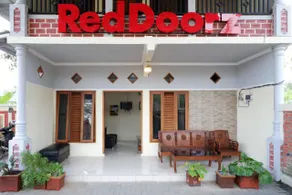RedDoorz Syariah near Alun Alun Pacitan 2 - Image 3