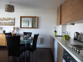 Skyline Plaza - 2 Bed Luxury Apartment - Image 4
