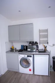 Modern 1 Bedroom Apartment in Quiet Tilbury Town - Image 5