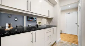 Harborne House, Perfect for Contractors & Families, sleeps 8 - Image 4