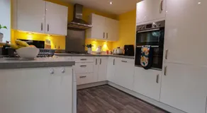 Lovely 3 bedroom house, Sleeps up to 5, 1 comfy double bed, 3 comfy single beds, Suitable for contractors and holiday makers, Quiet area, free wifi, Parking, Garden, - Image 4