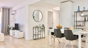 SPACIOUS, SUNNY FLAT BY CITY OF ARTS & SCIENCES - Image 3