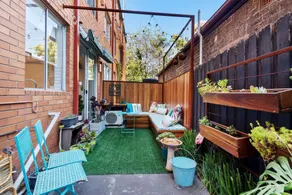 Snug St Kilda Apartment with Private Courtyard - Image 3