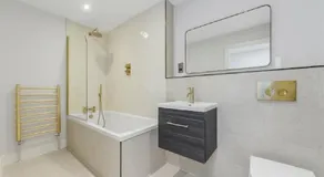 Prime Location 4-Bed Home in Croydon with Parking - Image 4