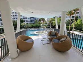Spacious Studio Near BTS Kitchen & Washer - Image 2