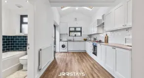 Burton on Trent - 3 Bedroom, Sleep 7, Wi-Fi - JRR Stays - Image 2