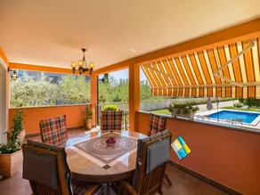 Lovely family bungalow with private pool - Image 3