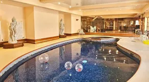Maggie's Guesthouse - large property with pool, billiards, tennis court, BBQ & more - Image 3