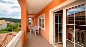 Appartement de vacances avec terrasse, barbecue et jardin | Vue jardin - Image 3