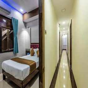 Hotel Plaza- Near Byculla Railway Station - Image 4