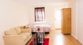QUEEN GUEST HOUSE - Image 2