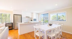 Robinson Retreat with Beach Bungalow, 3 Robinson St - air con, 2 kitchens, 6 bedrooms, 4 bathrooms - Image 2
