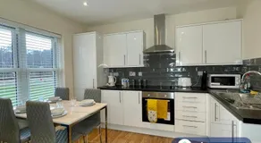 Stylish 1 bedroom flat with free parking - Image 3