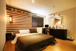 17th Hotel - Image 4