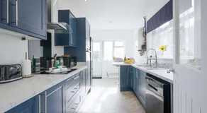 Welcoming House • Great Location • Sleep 6 • Free Parking • Fast Wifi • Yoko Property - Image 3