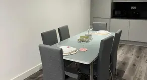Ideal Heathrow Base 2BR 2BA Apt in Hounslow - Image 5